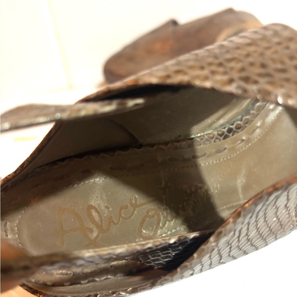 Alice & Olivia wedge sandal delilah pale beige snakeskin size 39 minor marks - Picture 8 of 8